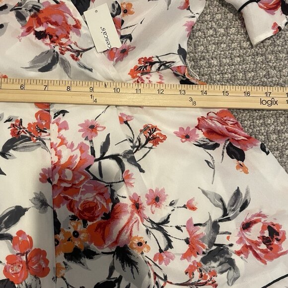 NWT Francescas Trixxi Romper Womena Small Floral V-Neck  Bell Sleeve Shorts - Picture 5 of 6